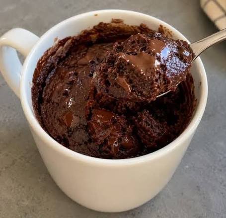 Bolo de chocolate em caneca branca