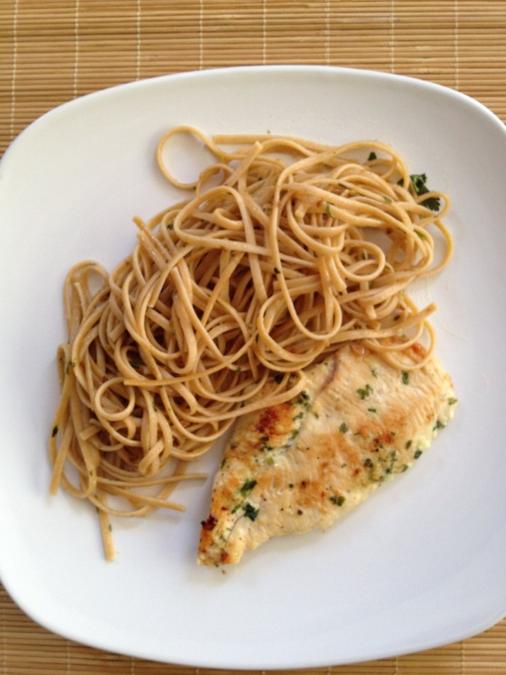 Macarrão alho e óleo com frango servido em prato branco