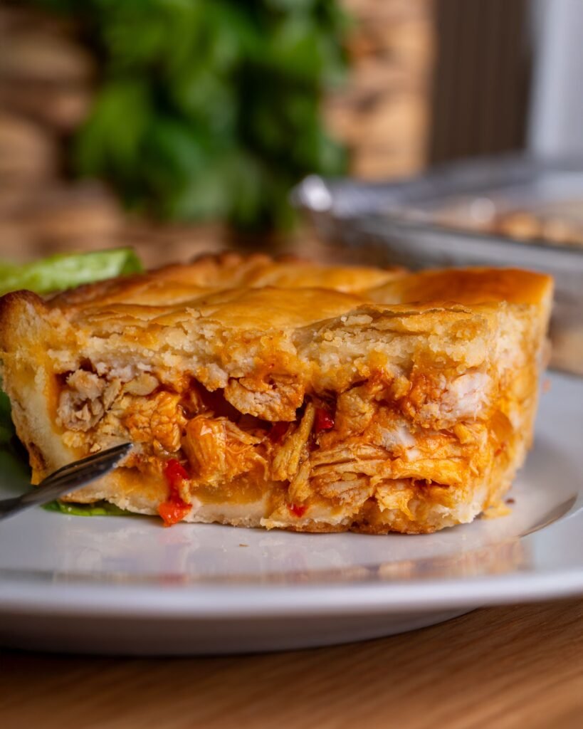 Torta de liquidificador de frango fatiada em prato