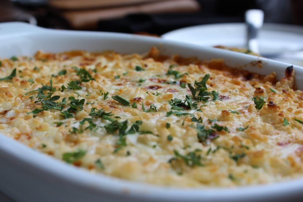 Arroz de forno gratinado com queijo derretido